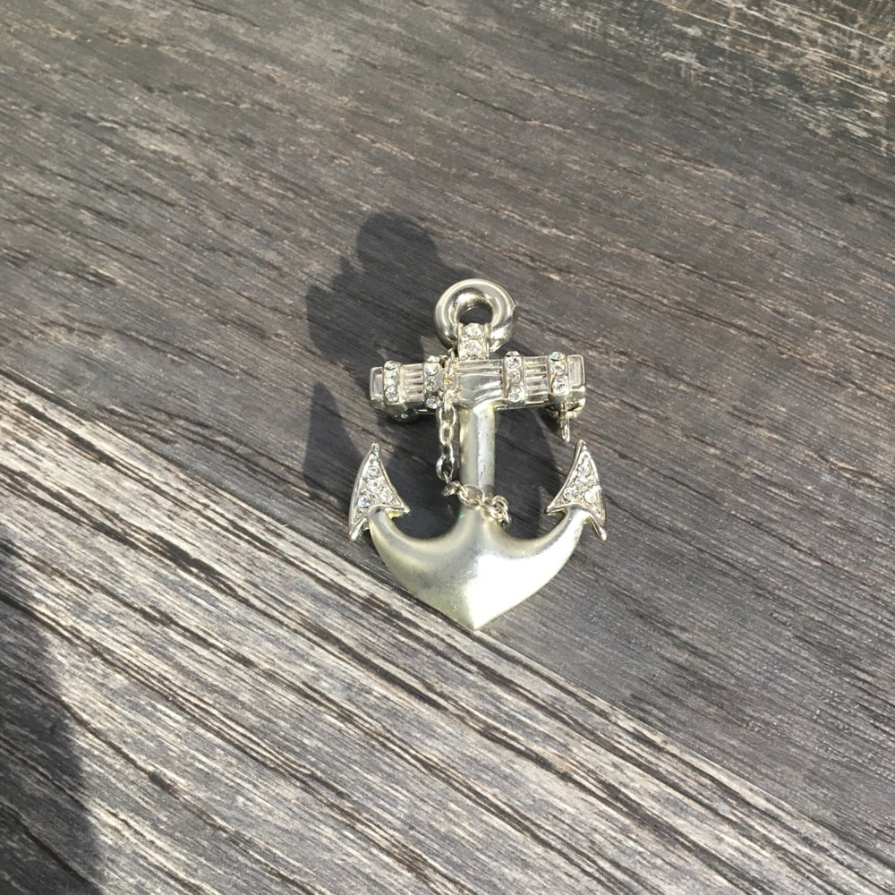 Anchor brooch